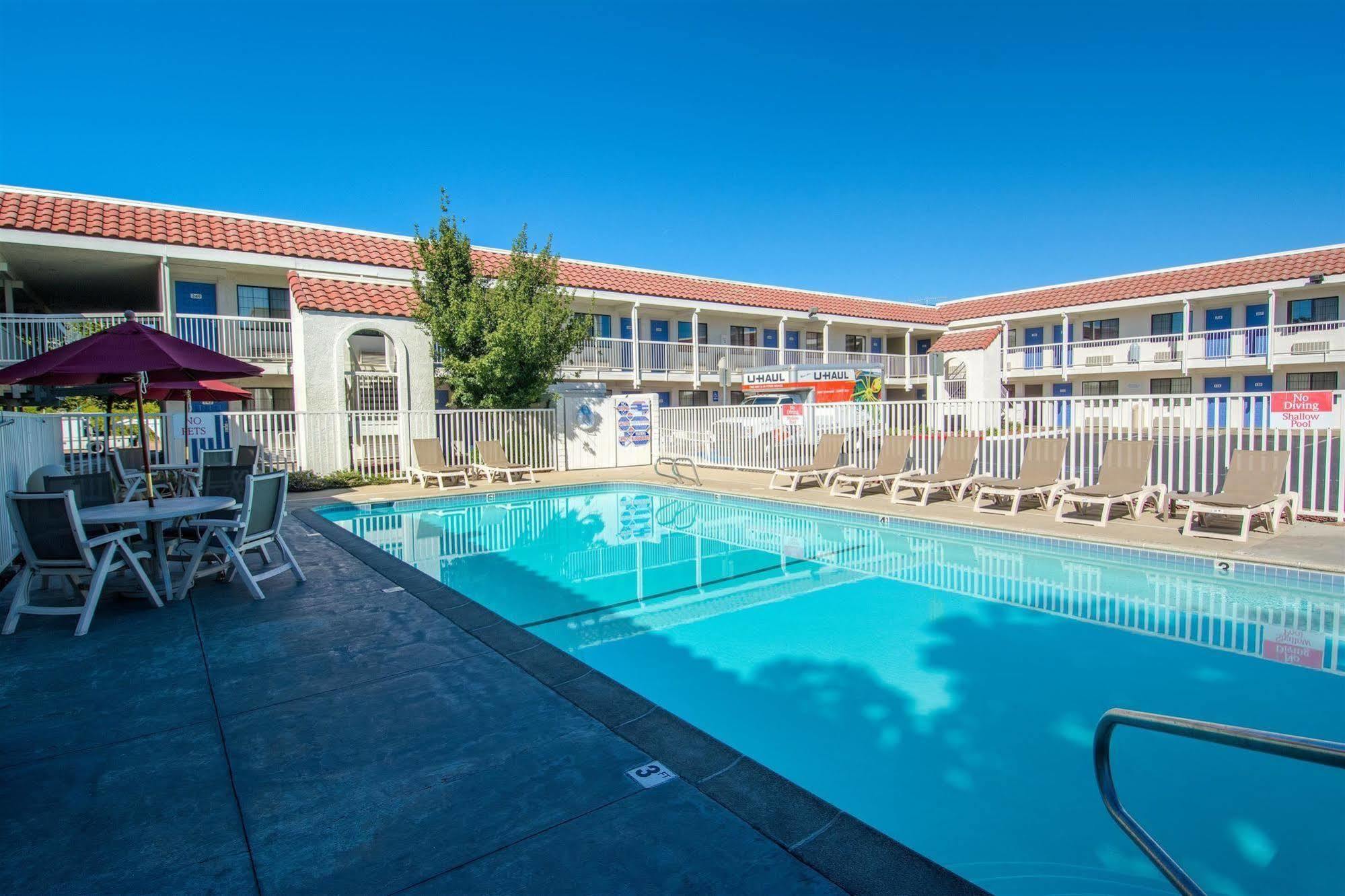 Motel 6-Redding, Ca - South Екстер'єр фото