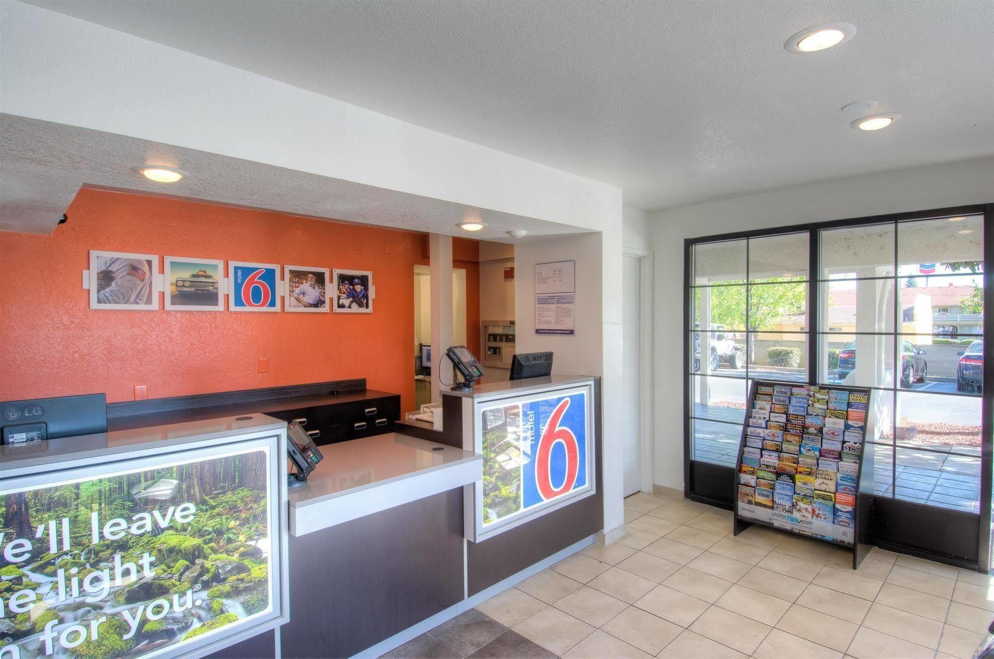 Motel 6-Redding, Ca - South Екстер'єр фото